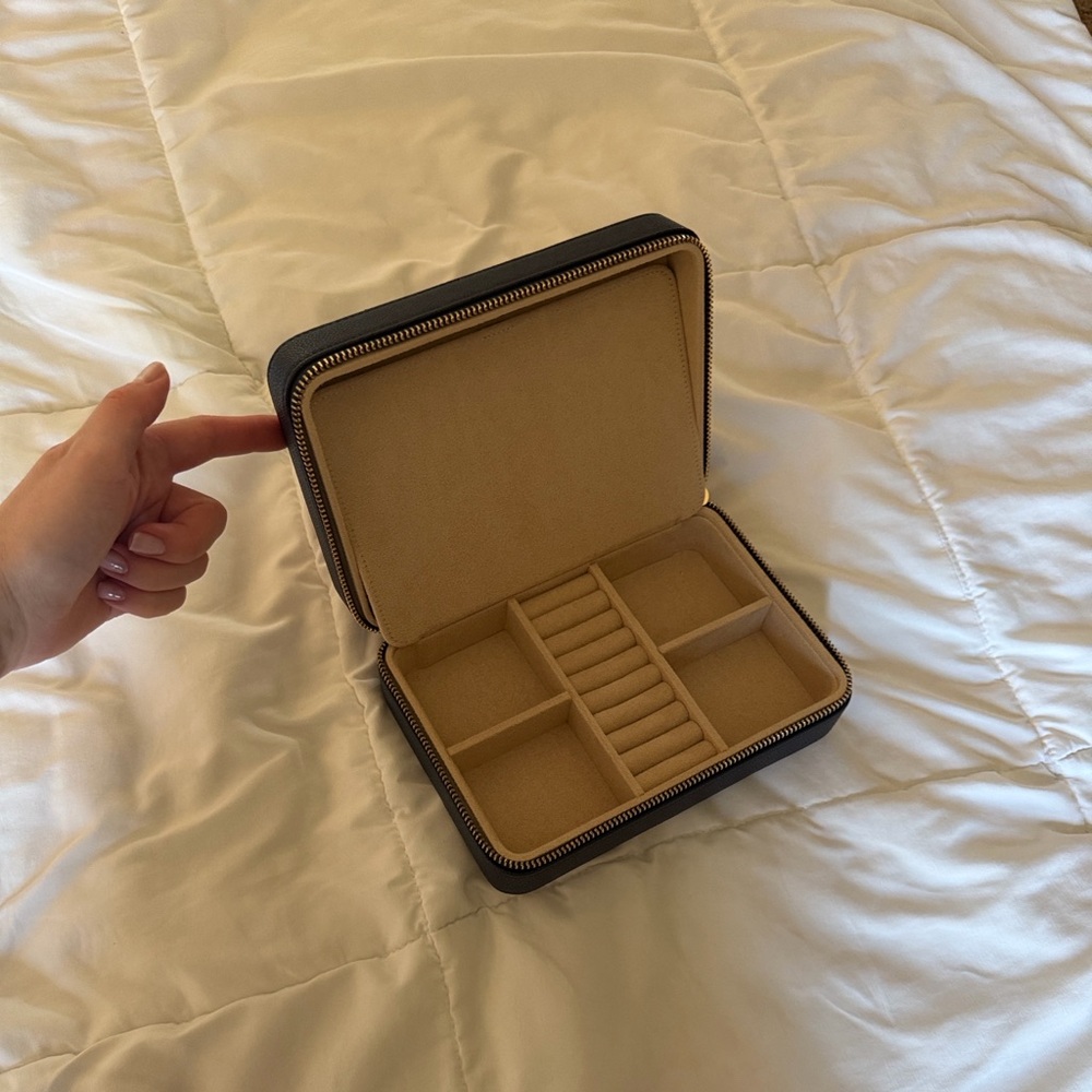 Kendra Scott navy travel jewelry case